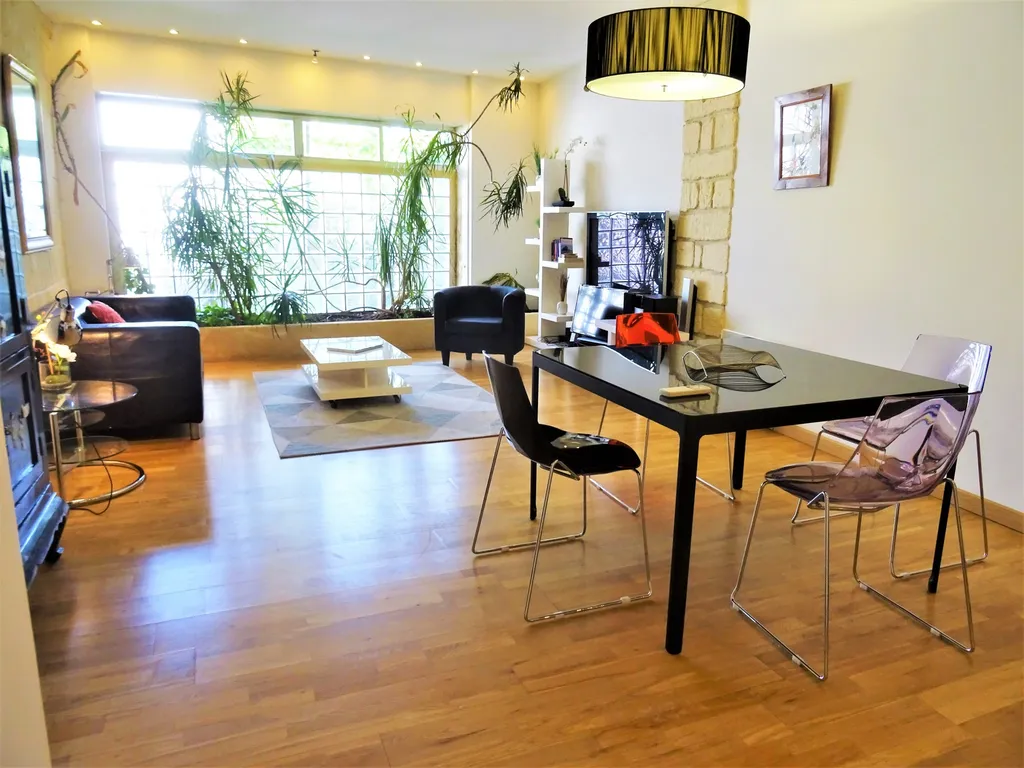 Avignon intra muros, zone piétonne, appartement de charme rénové   