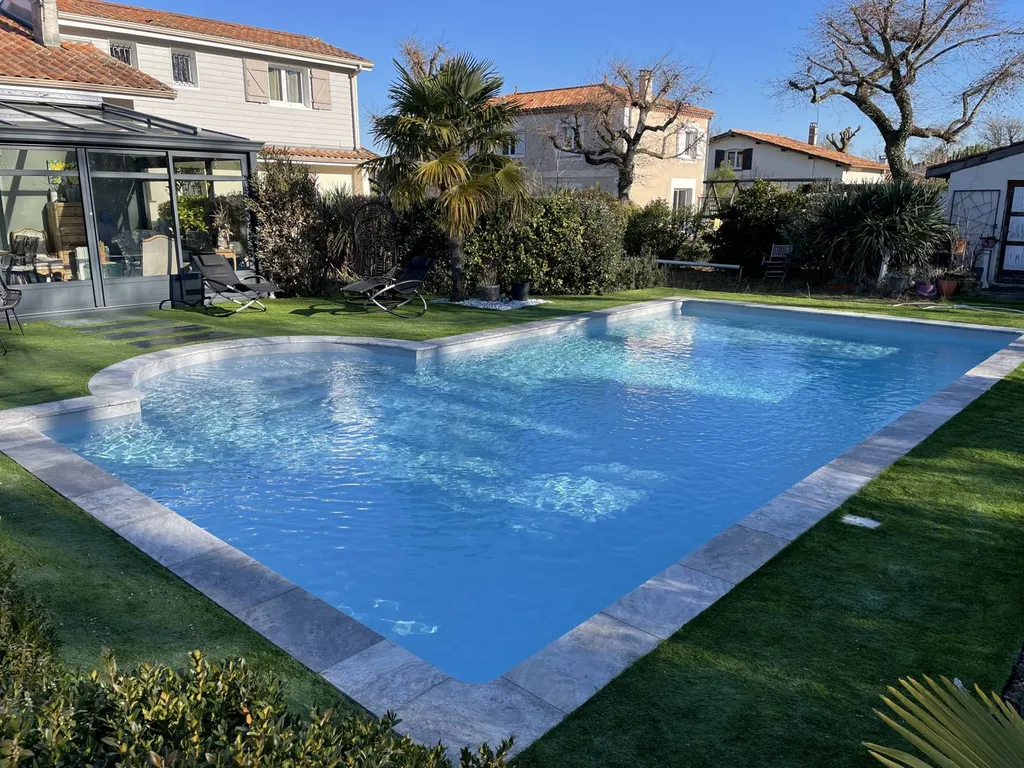 Acheter des margelles en travertin gris sur Bordeaux rive droite