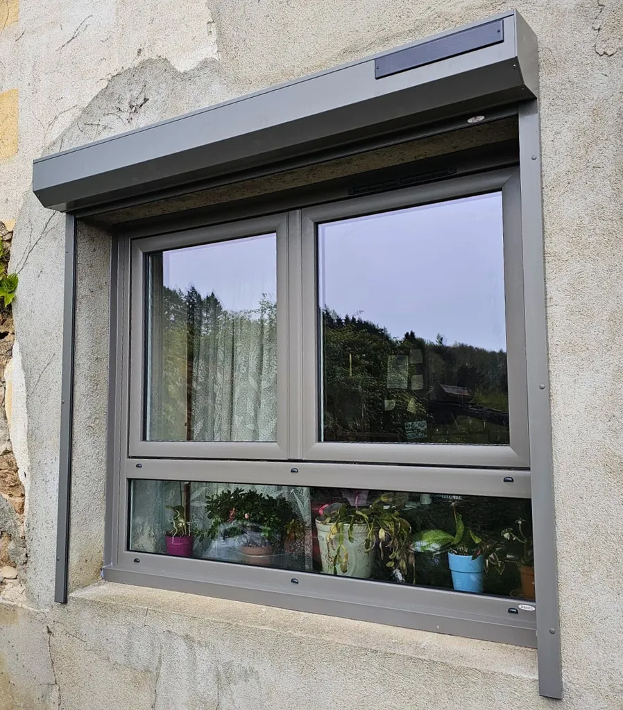 Fenêtre PVC BOUVET 2 vantaux avec allège fixe sur-mesure, coloris gris moyen RAL 7039, volet roulant solaire à Roanne (42)