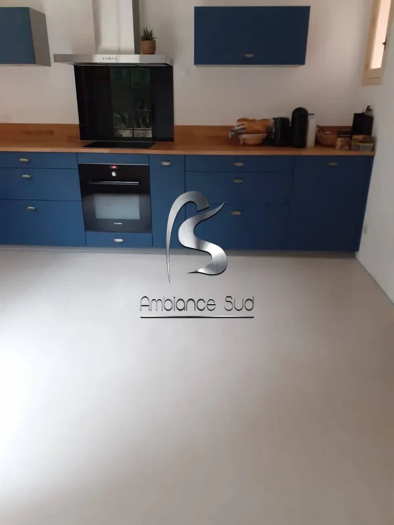 Pose de béton ciré pour sol de cuisine près de Saint-Maximin-la-Sainte-Baume dans le Var 83