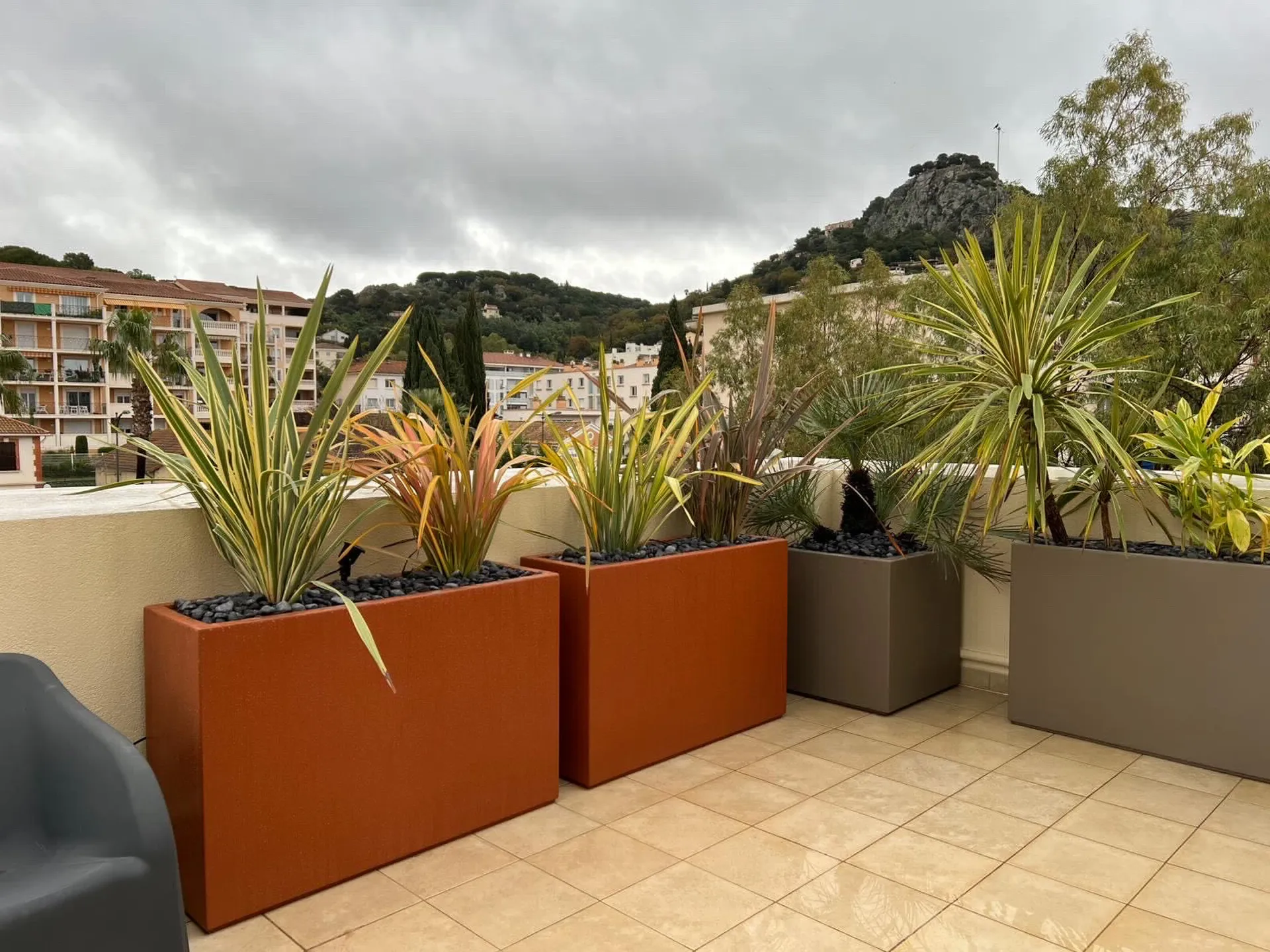 jardiniére de couleur différente à La Farlède