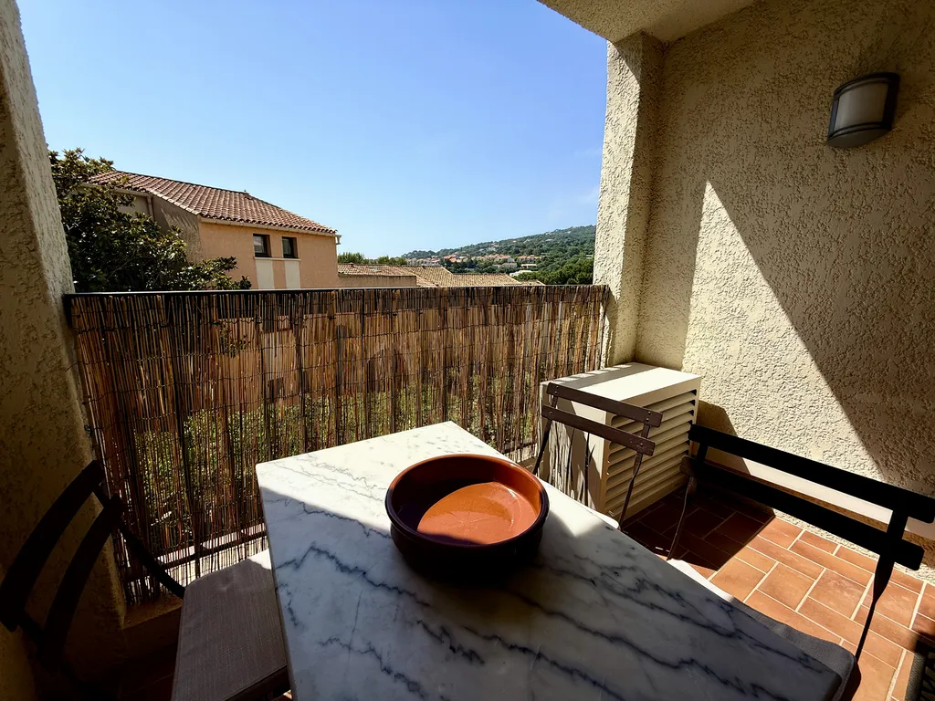 Les Issambres — Appartement 3 pièces de 34 m² entièrement rénové, dans une résidence prisée avec piscines et tennis, à deux pas de la plage