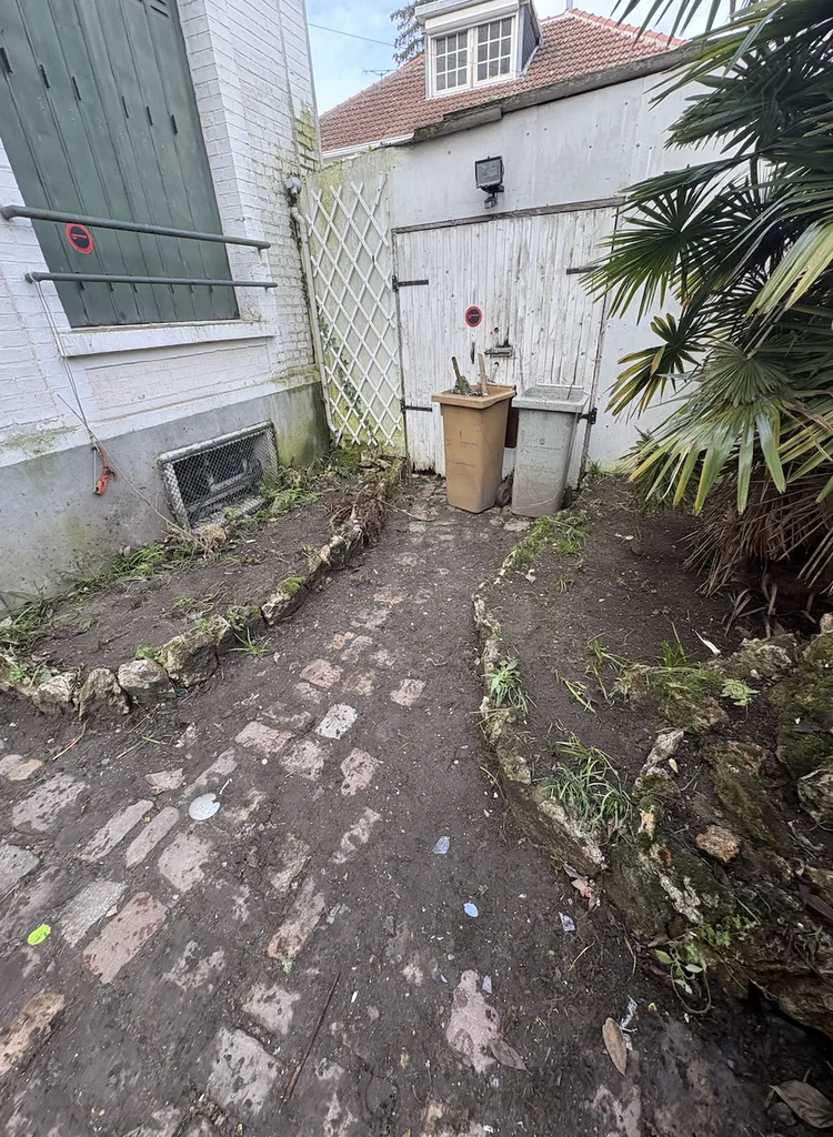 Gardiennage humain 24h/24, débarras par 3 bennes et nettoyage complet pour sécuriser un site à Courbevoie 92400