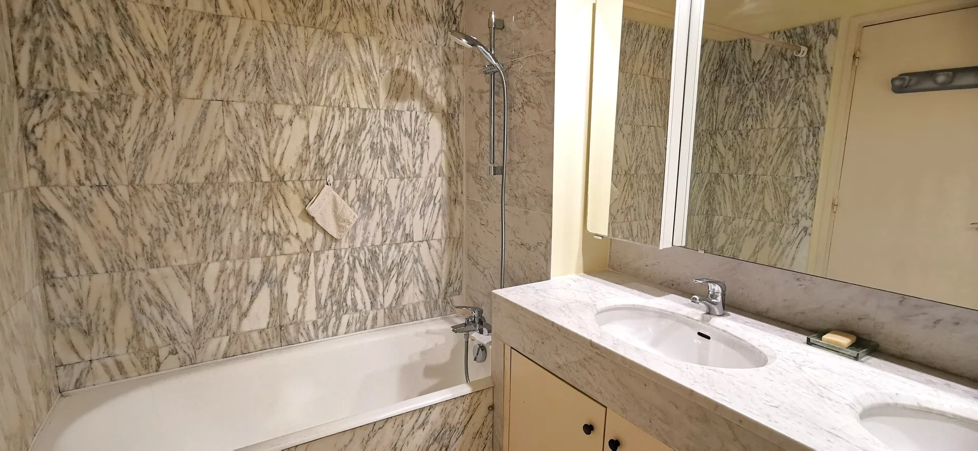 Vente appartement T4 Cassis  avec terrasse vue panoramique, cave & garage dans résidence sécurisée de standing avec piscine & ascenseur