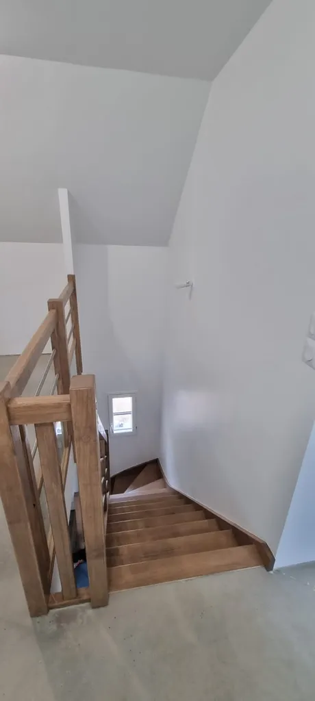 Chantier de peinture finition blanche veloutée au pistolet dans une maison avec quelques murs de couleur, peinture de sol, lasure teintée et vitrificateur dans l'Ouest Parisien(95).