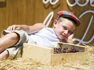photographe Lyon portrait individuel enfant sur une botte de foin lifestyle