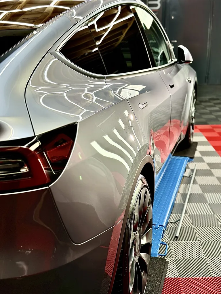 traitement céramique Lyon film de protection carrosserie PPF film plastique carrosserie Tesla model Y Lyon 