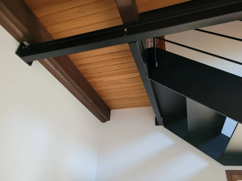 Pose de l'escalier sur une structure existante en bois en gironde