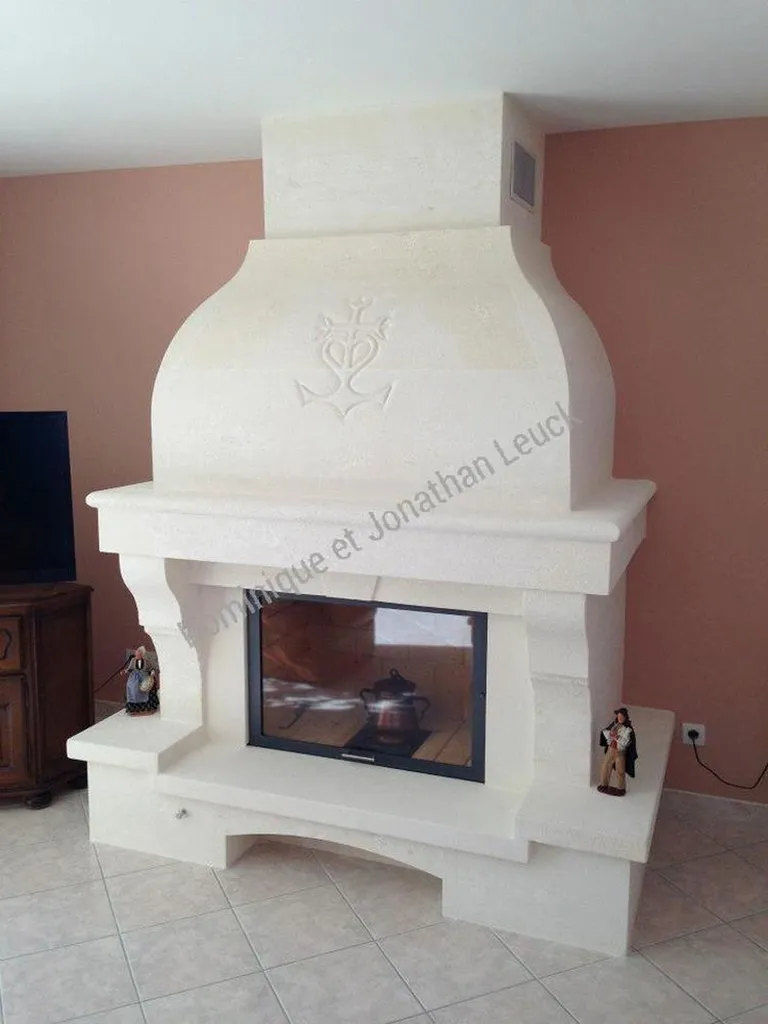 Cheminée en pierre d'Estaillades avec foyer fermé TOTEM