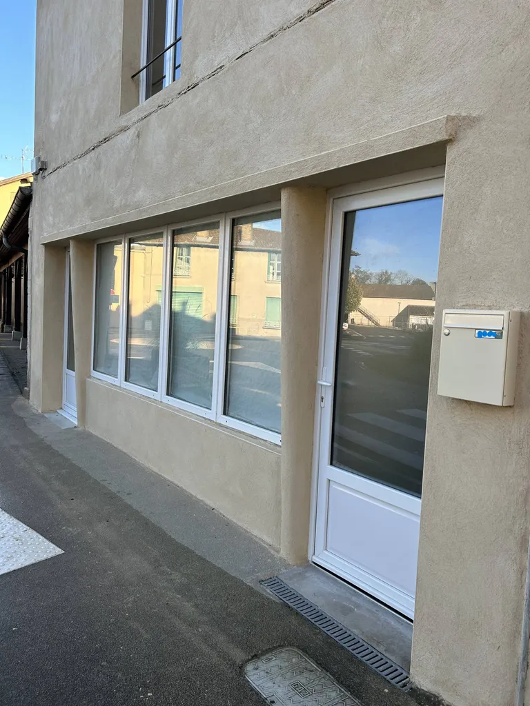 4 menuiseries extérieures en remplacement d'une vitrines à Saint Didier sur Chalaronne  proche de Belleville en Beaujolais 