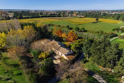 Proche Ventoux - Vente Mas provençal du XVIIIᵉ en campagne, au coeur d'un parc arboré de 9450m², piscine, espaces bien-être.