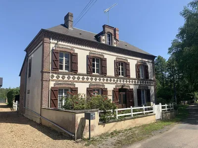 A VENDRE EN NORMANDIE Région LIVAROT : Maison du XIX ème en bordure d'une rivière avec dépendance et un terrain d'environ 2 000 m2