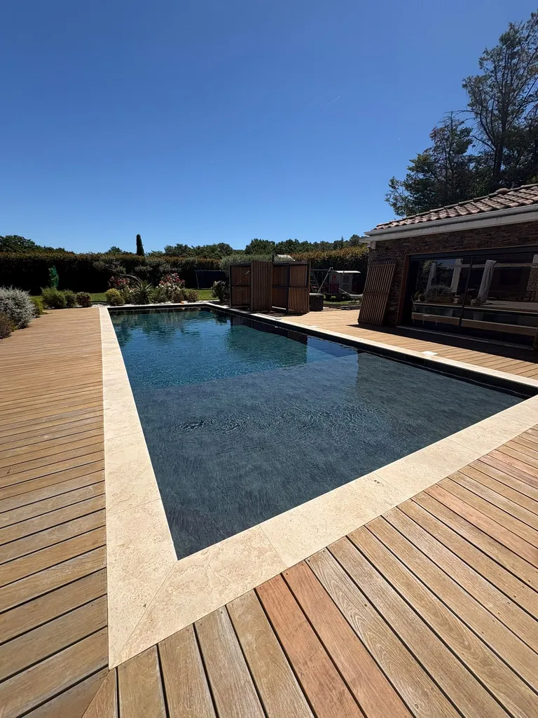 Dépannage de piscine aux Pennes-Mirabeau dans les Bouches-du-Rhône – recherche de fuite sans casse, réparation, dépannage du local technique et entretien de bassin