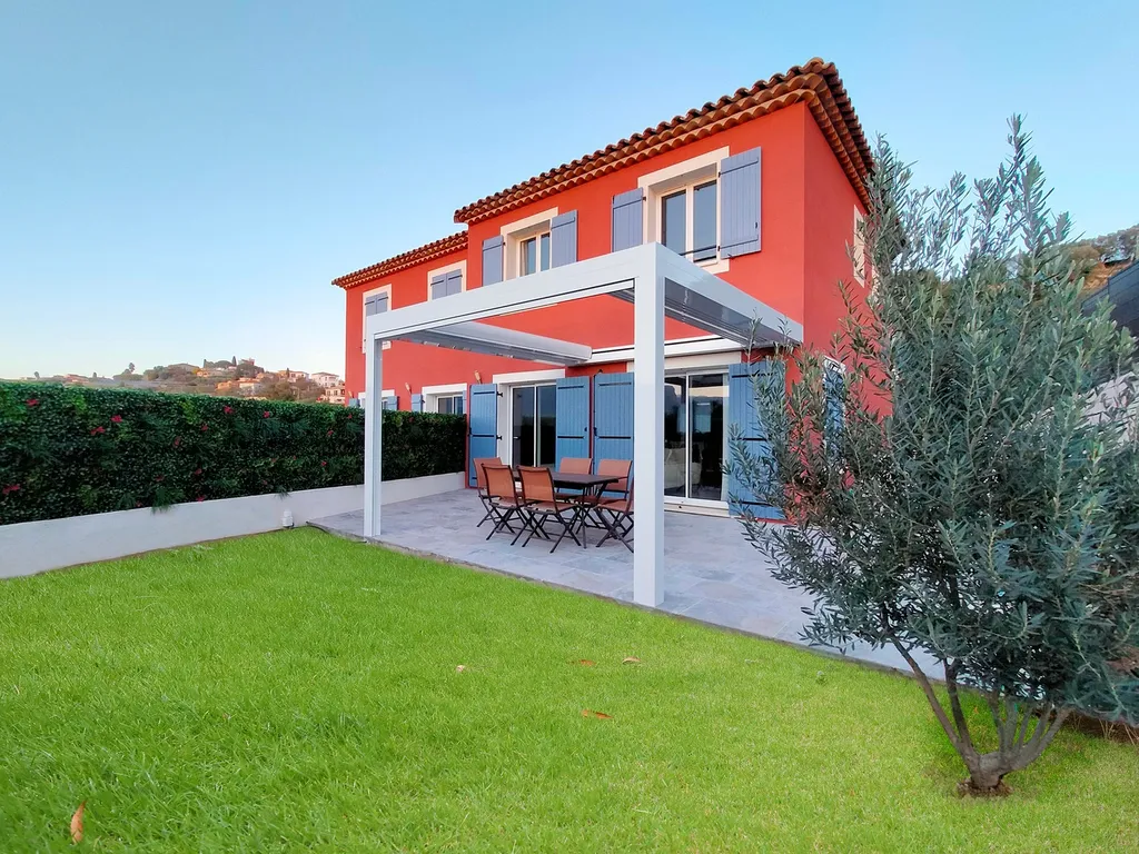 Ain Rhône Fermetures, expert local en menuiseries aluminium et PVC, pergolas, portails et fermetures sur mesure