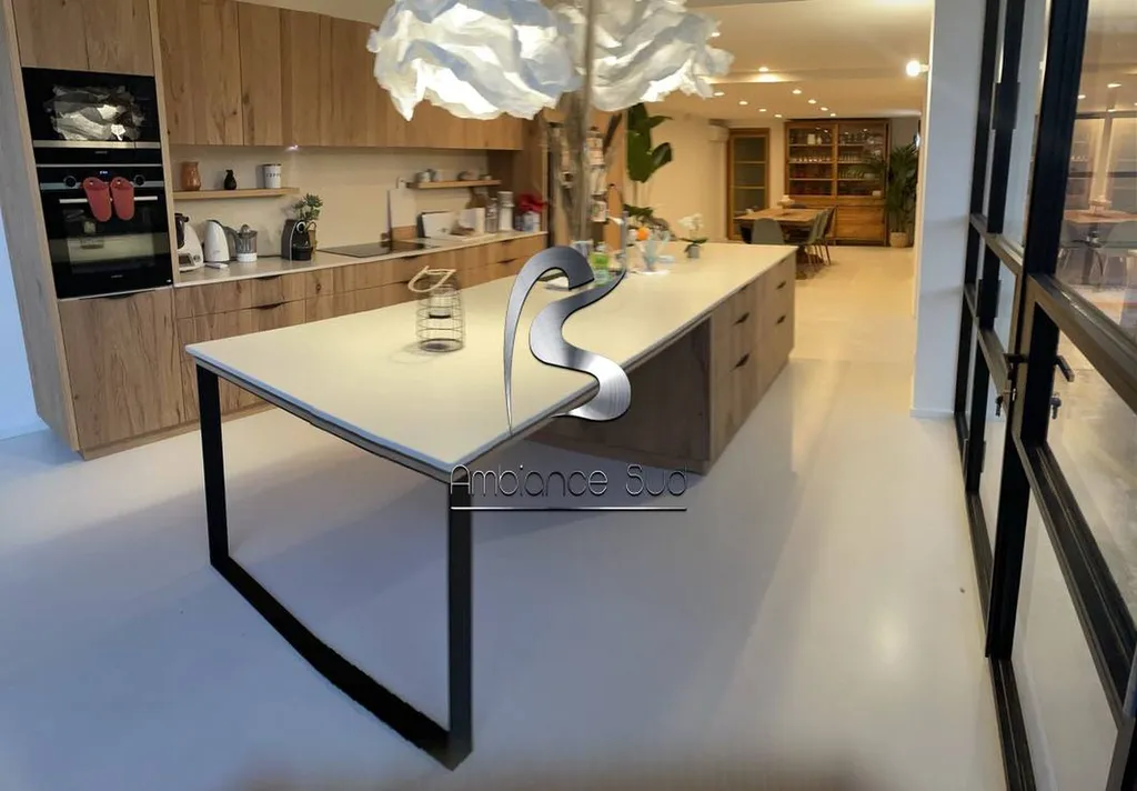 AMBIANCE SUD SOL EN BETON CIRE COULE SIX FOUR