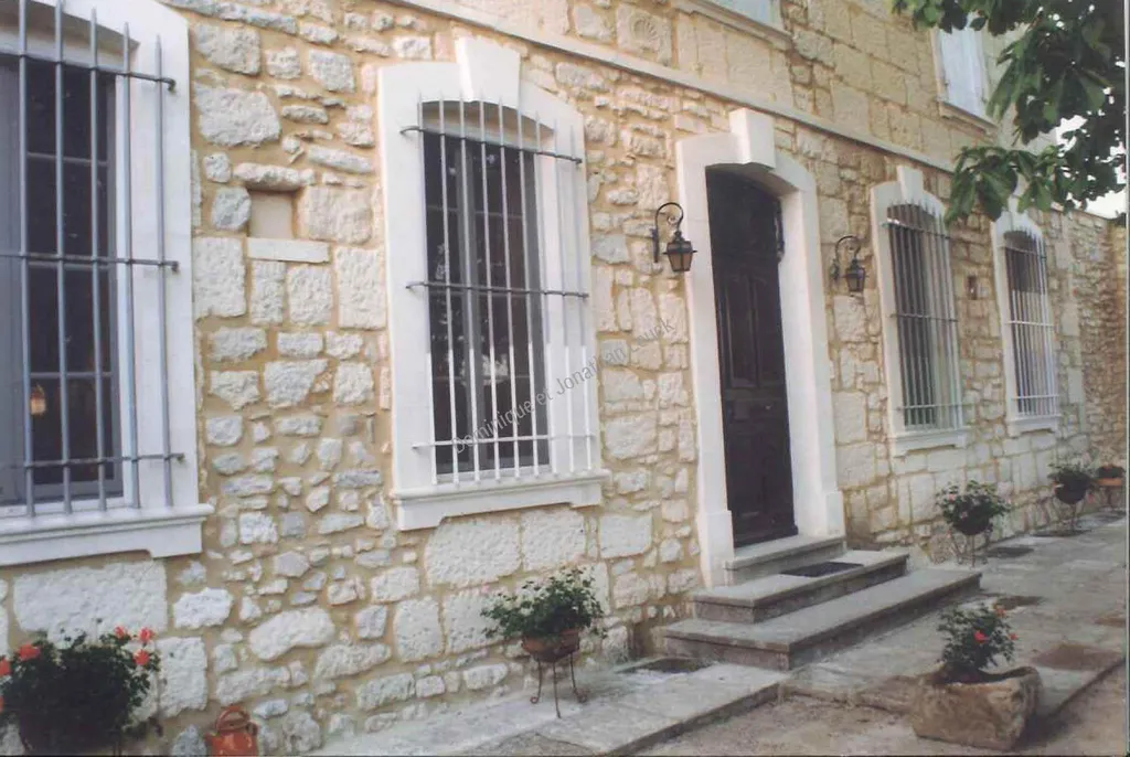 Encadrement massif en pierre d'Estaillades