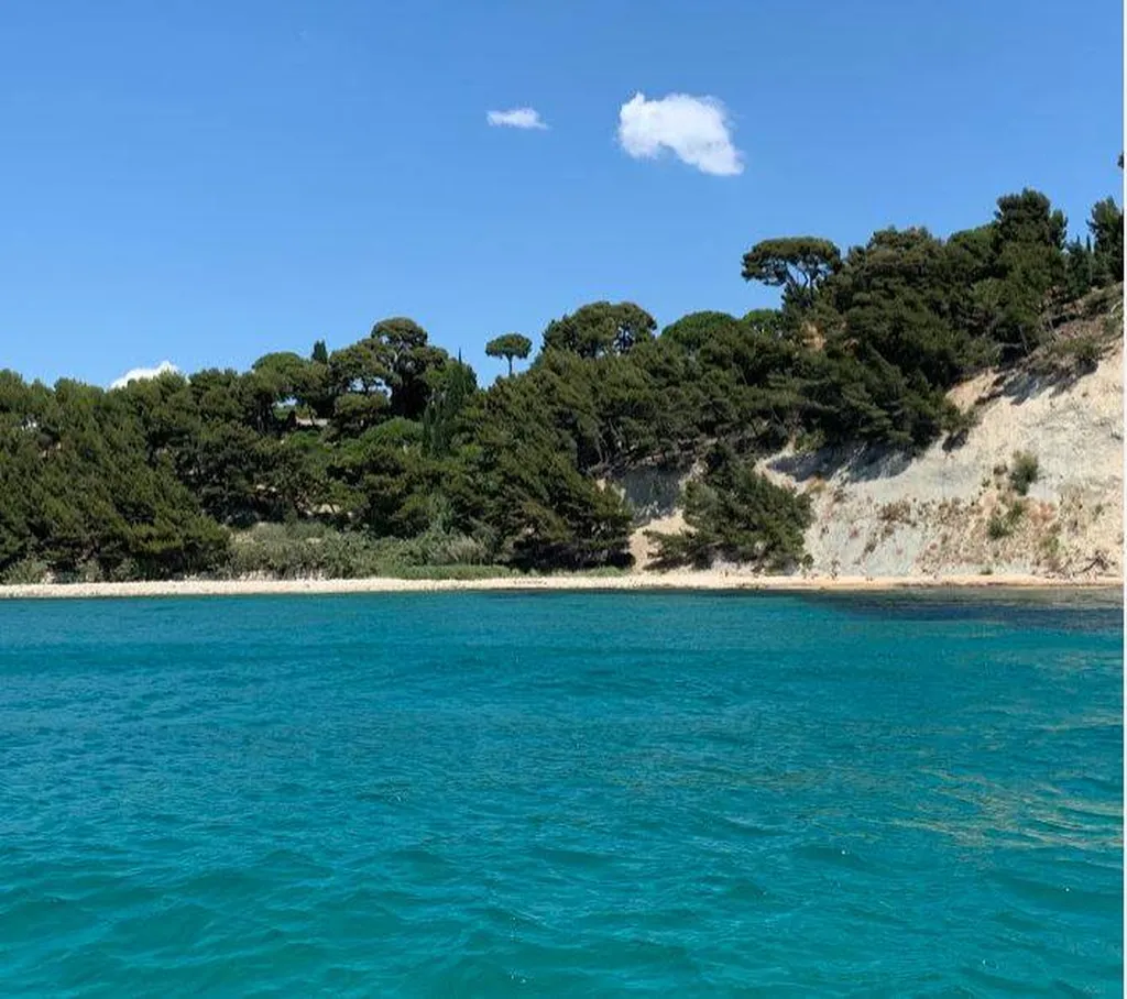 Location de bateaux semi-rigides à moteur à Bandol dans le Var