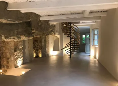 Le salon avec son somptueux escalier
