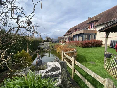 Rare à la vente, ancienne Grange restaurée d'env. 285 m², posée sur un jardin planté 1 614 m² proche des commerces de Bernay 27300