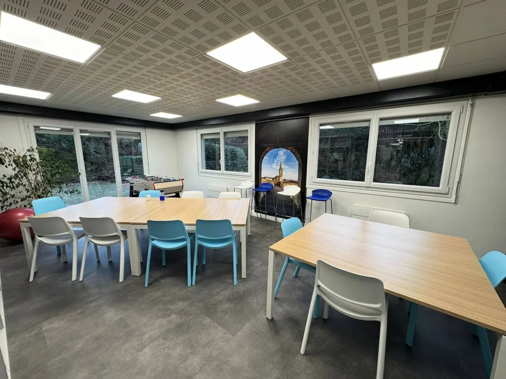 Visuel signalétique directionnelle et décorative CAEN réalisé par TDC