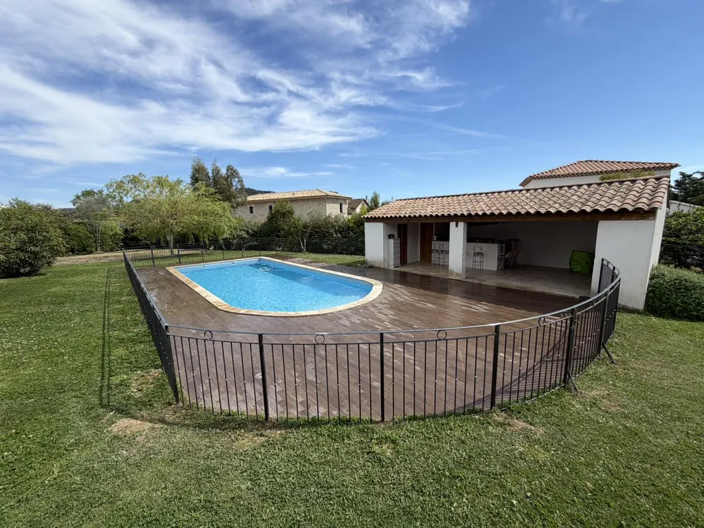 Réalisation d'un garde-Corps, clôture sur-Mesure en Fer Forgé pour sécuriser une piscine près de Ventabren 