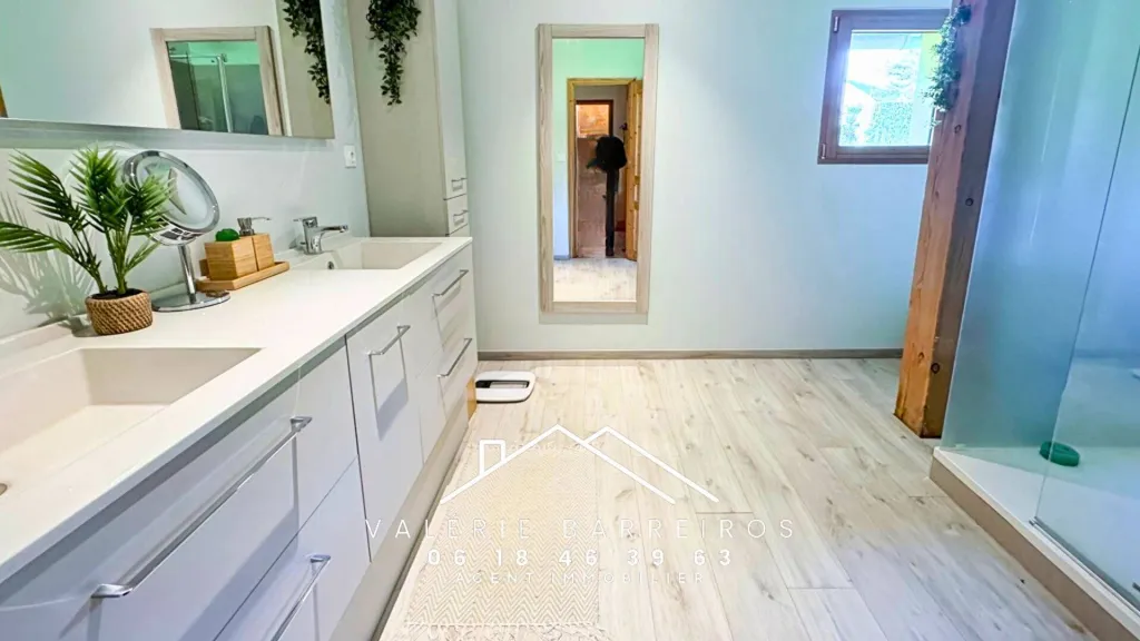 A vendre maison vivable de plain pied de 143 m² habitables édifiée sur 1496 m² de jardin commune de LA SAUSSAYE 27370