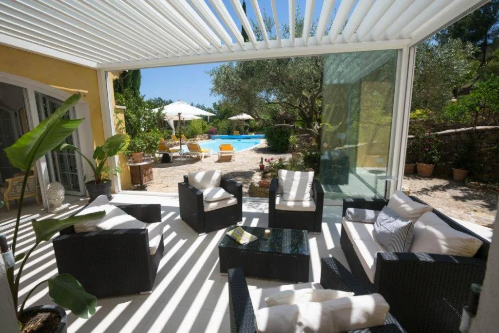 installation de véranda bioclimatique aluminium  sur mesure salon de provence