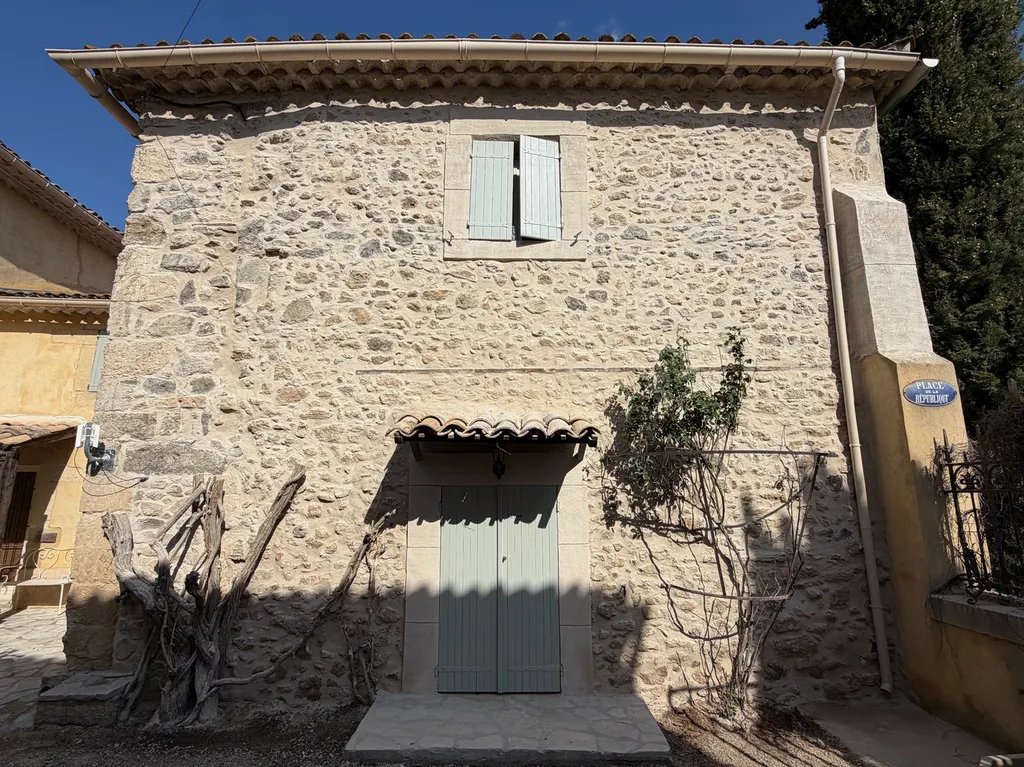 Rejointoiement des pierres avec des enduits à la chaux au Domaine St Pierre à Servian proche de Béziers