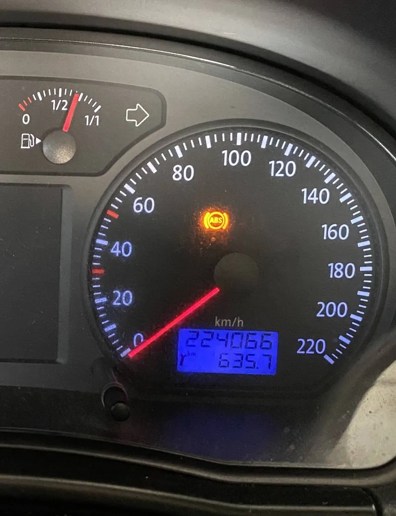 Si votre voyant ABS est allumé au tableau de bord, votre véhicule est en contre-visite chez Autosur Martigues