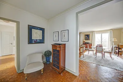 A vendre en exclusivité un grand appartement de 3 chambres avec balcon dans Saint Germain en Laye en centre