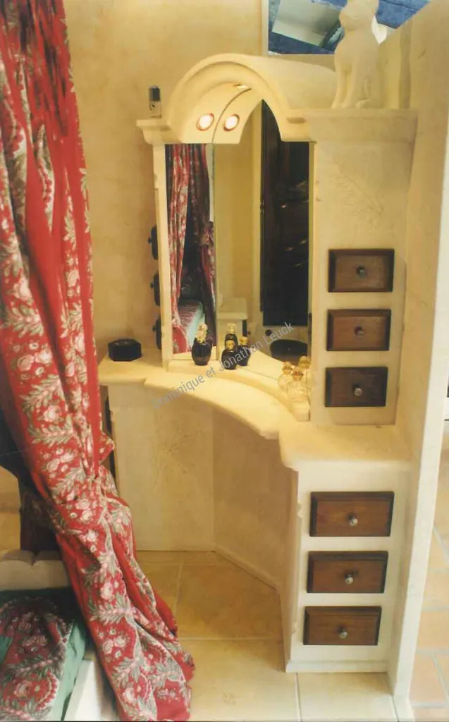 Lit à baldaquin en pierre d'Estaillades