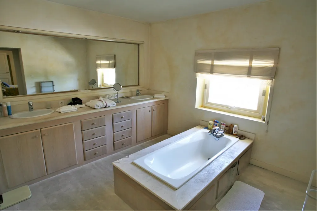 A vendre à Pernes-les-Fontaines, ancien mas avec dépendances sur 3,5 hectares de terrain    