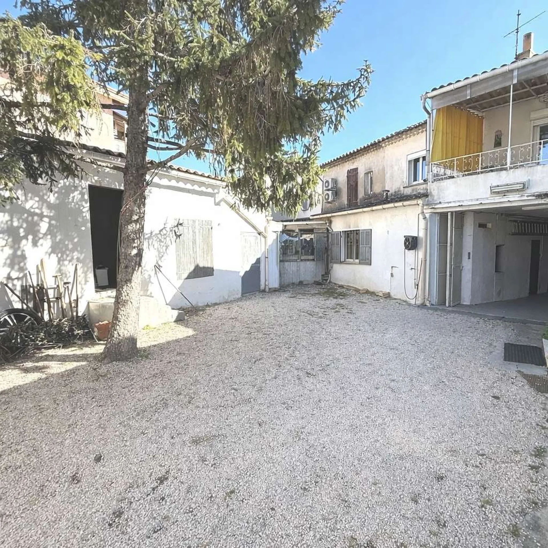 Nombreuses dependance pour ce type 4 en vente sur la commune de Roquefort la Bédoule