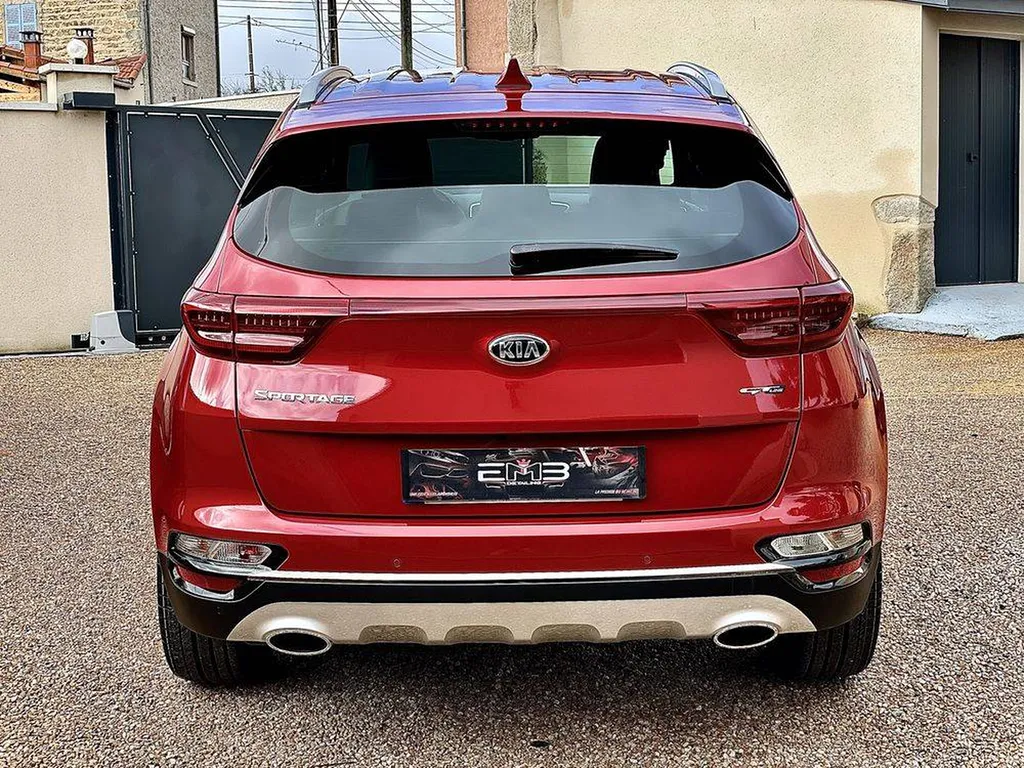 Protection voiture sur la carrosserie rouge lyon