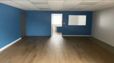 MONDEVILLE - A LOUER Locaux commerciaux de 223 m² idéal pour des activités commerciales, artisanales ou de services.