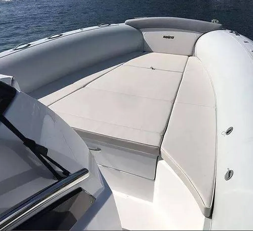 Bateau pneumatique soleil 28 avec cabine à vendre à La Martinique