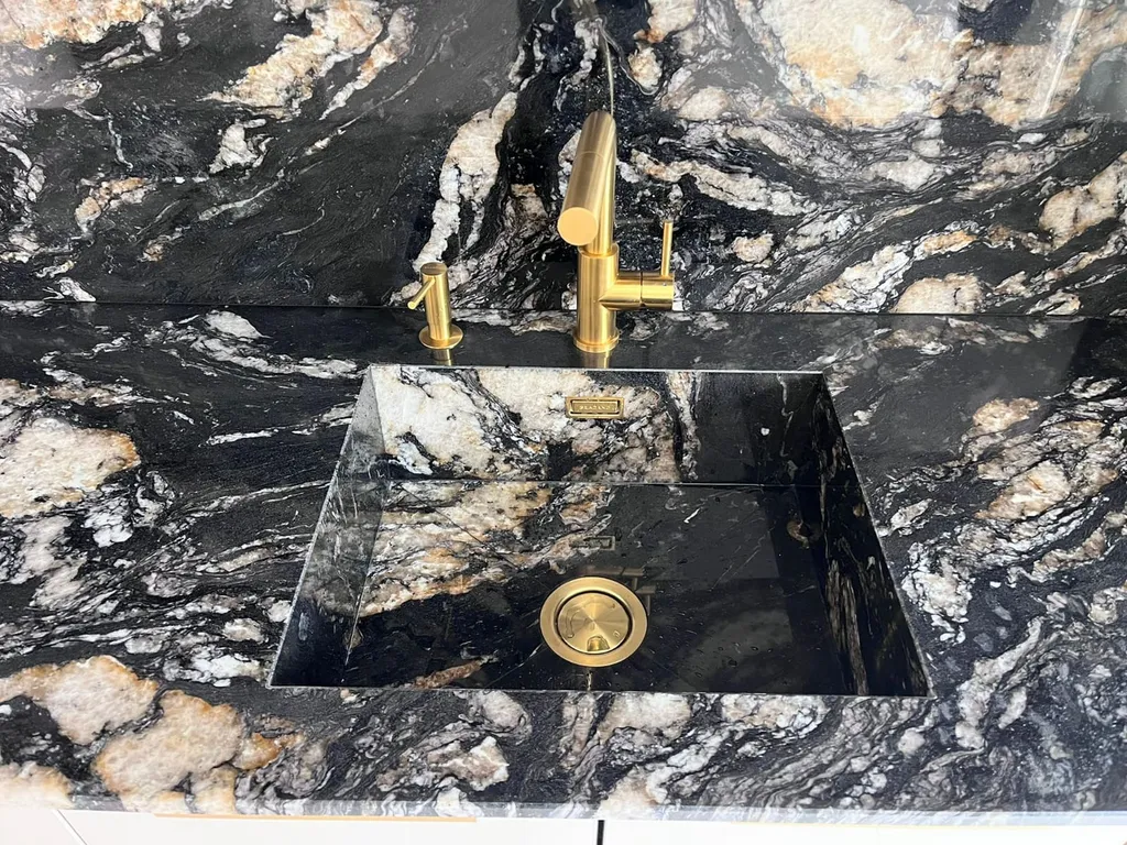Réalisation et pose de plan de travail en quartzite African fusion