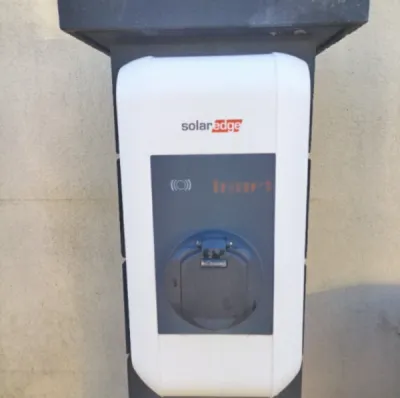 Borne de recharge SolarEdge couplé à des panneaux solaires à Marseille 