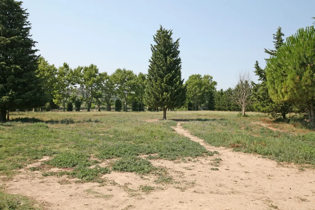 A vendre, château avec dépendances entre Uzès et Avignon   