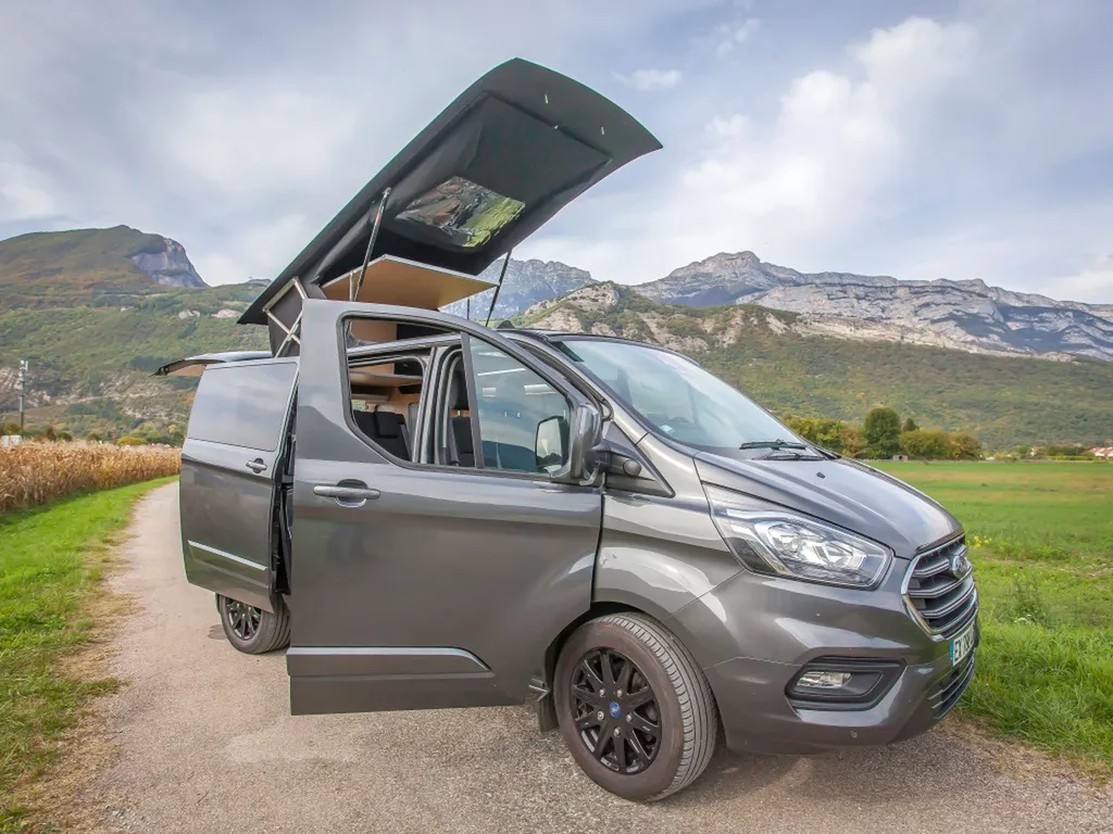 Spécialiste de la pose de Toit relevable sur-mesure Ford Transit Custom L1H1 Court à ouverture latérale posé à Chambéry et en Savoie
