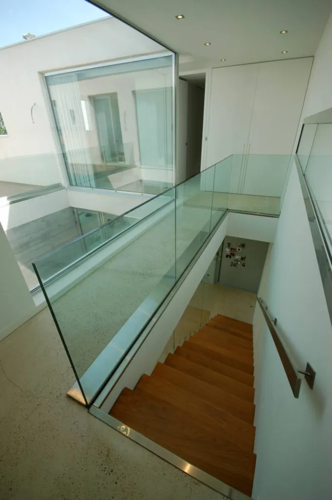 Fabrication et pose de garde corps en verre pour piscine près de Maussane les Alpilles