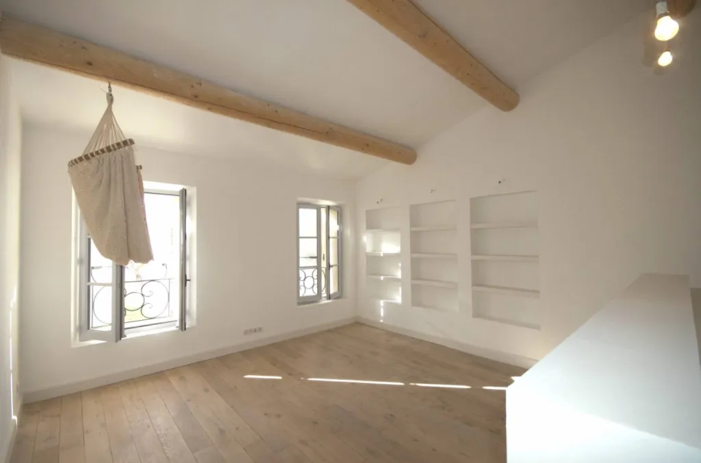Chambre parents avec parquet chêne et poutres bois