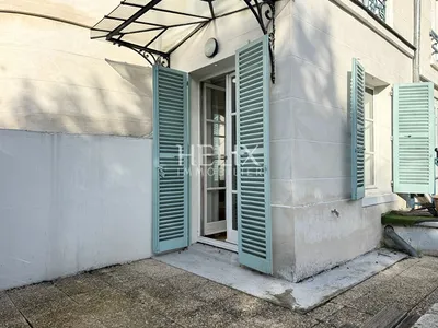 Saint Germain Laye, à 5 minutes à pied du RER A dans un immeuble ancien avec ascenseur en rez-de -jardin coup de coeur pour cet appartement de 4 pièces d'un e surface de 91 M²