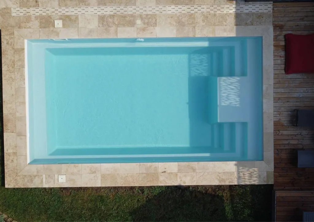 Piscine coque polyester Galaxite 7,60 m vue aérienne