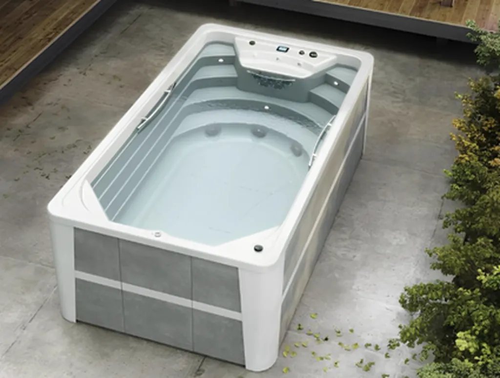     Spa de nage Swimspa Compact, l'espace idéal pour relaxation et entraînement à domicile. - MCR Piscines et Spas - Gard      Swimspa Compact, un spa de nage qui allie confort et performance pour toute la famille. - MCR Piscines et Spas - Nîmes      Spa 