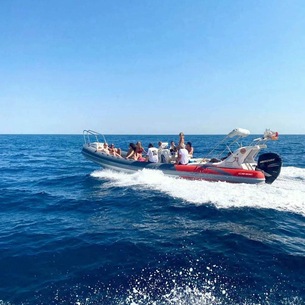 Experience the beauty of the Calanques in the company of fellow adventurers on L'Eden Boat's shared boat tours