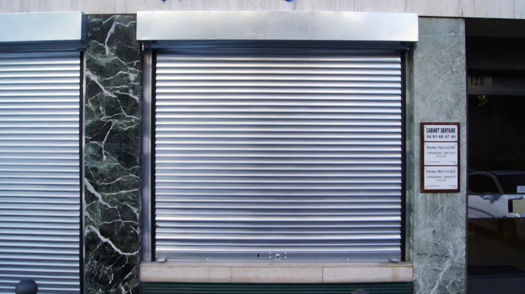 Installer un volet roulant en acier à Marseille pour sécuriser votre local professionnel