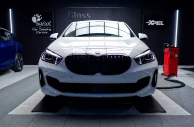 Vue rapprochée de la BMW 128i 2020, montrant les résultats du polissage complet, qui a redonné toute sa brillance à la carrosserie tout en préparant la surface pour l'application du traitement céramique.
