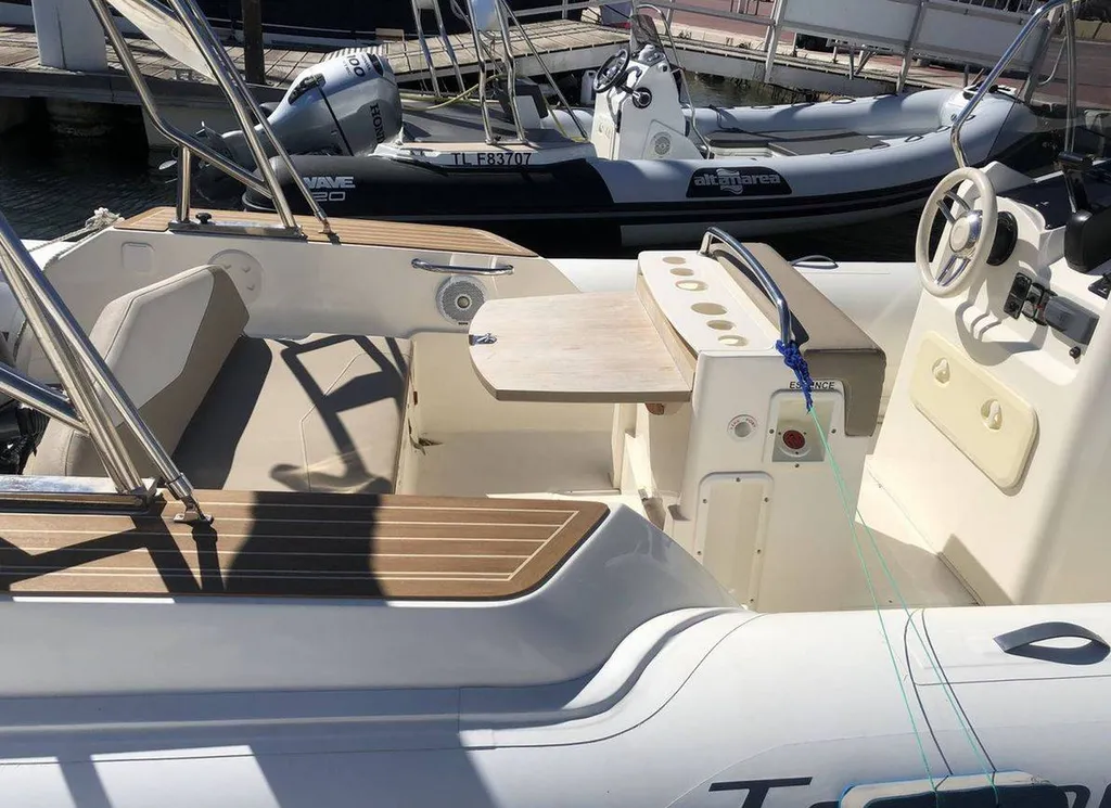 Bateau Tempest 700 Open d'occasion en excellent état pour 16 personnes à Bandol dans le Var