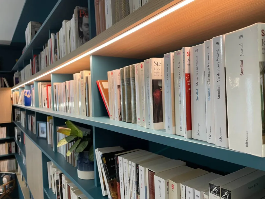 Eclairage bibliothèque en mélaminé